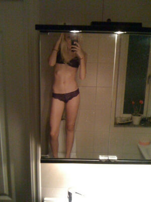 skinny nude teen selfie
